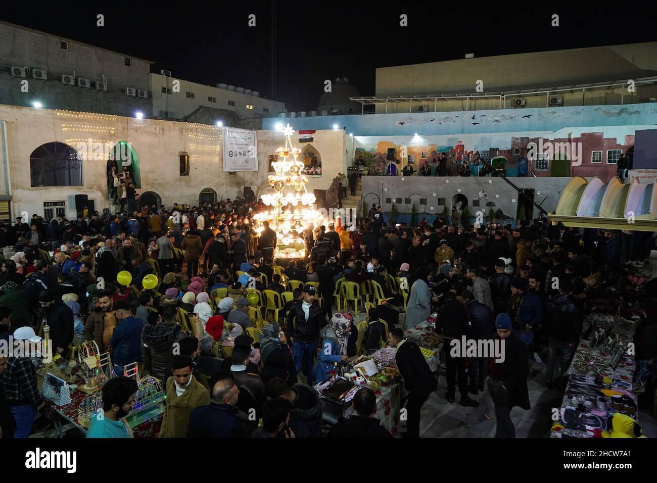 Mosul, Irak. 31st Dez 2021. Die Menschen versammeln sich in der archäologischen Khan Al-Gumruk in der Mitte der Altstadt von der Stadt Mosul während der Neujahrsfeiern. Kredit: SOPA Images Limited/Alamy Live Nachrichten Stockfoto