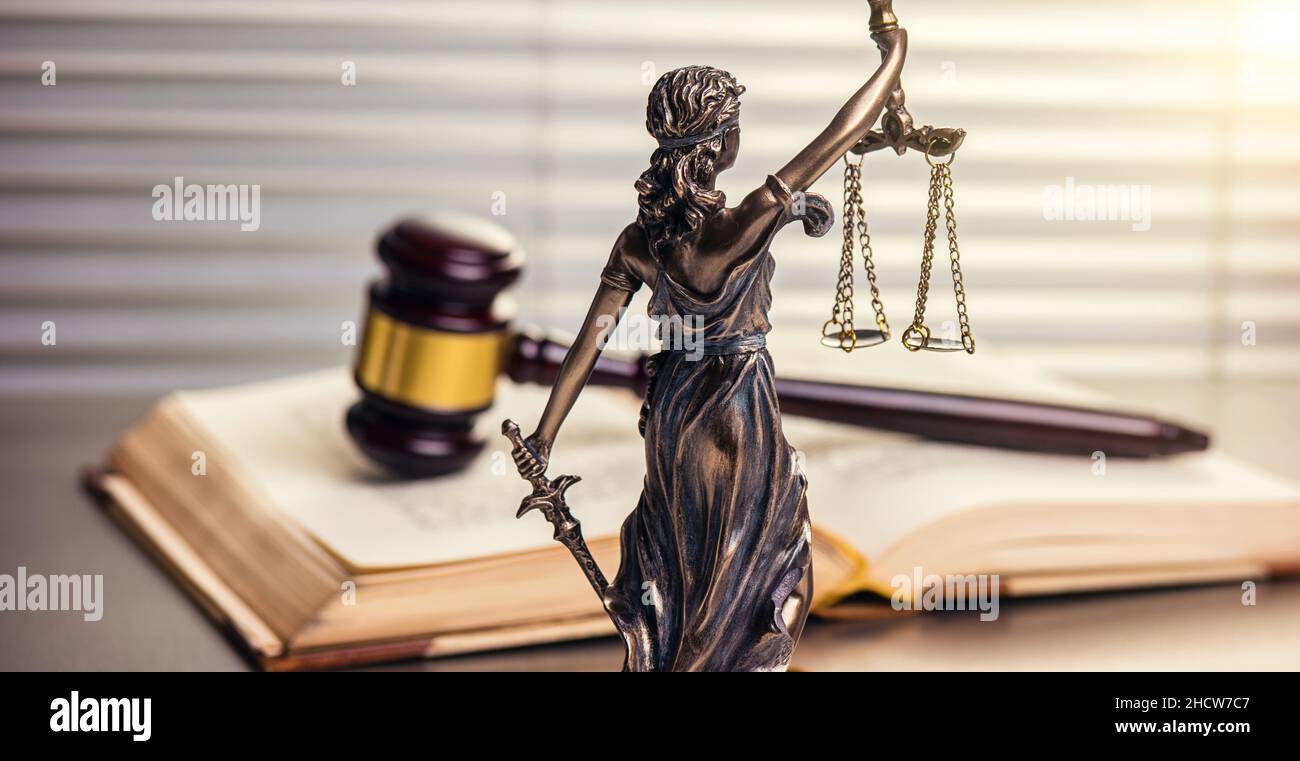 Anwaltskanzlei legale Bronze-Modell Statue der themis Göttin der Gerechtigkeit mit Gavel Stockfoto