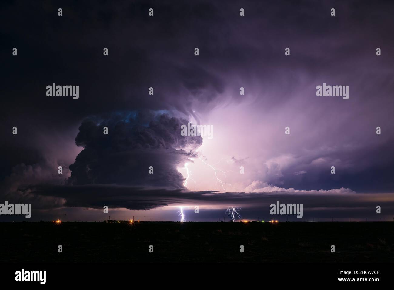 Supercell Gewitter Cumulonimbus Wolke von Blitzeinschlägen in der Nähe der Erde, Texas beleuchtet Stockfoto