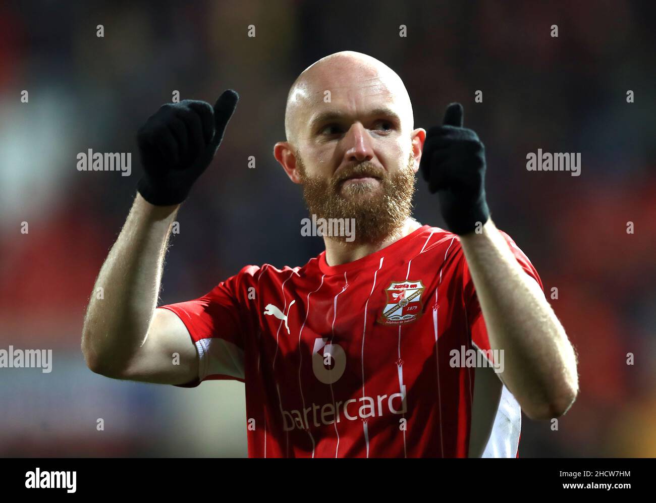 Jonny Williams von Swindon Town begrüßt die Fans nach dem letzten Pfiff während des zweiten Spiels der Sky Bet League im County Ground, Swindon. Bilddatum: Samstag, 1. Januar 2022. Stockfoto