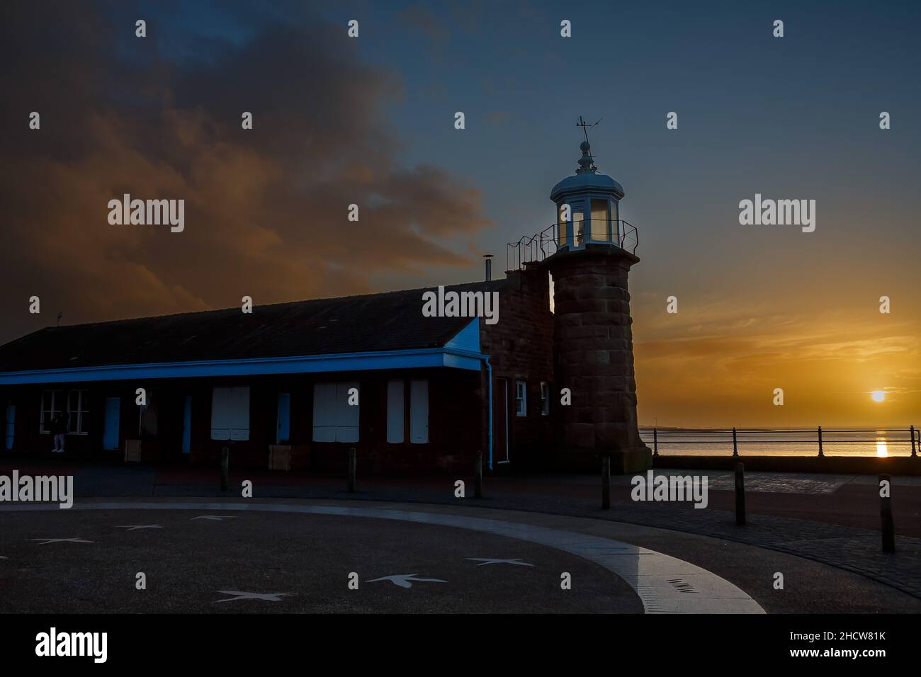 Morecambe, Lancashire, Großbritannien. 1st Januar 2021. Ein milder Neujahrstag geht zu Ende, als die Sonnenuntergänge über Morecambe Bay Credit: PN News/Alamy Live News Stockfoto