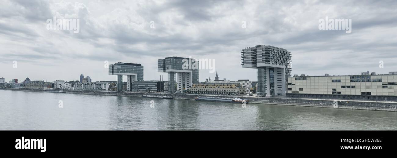 Kölner Kranhäuser am rhein Stockfoto