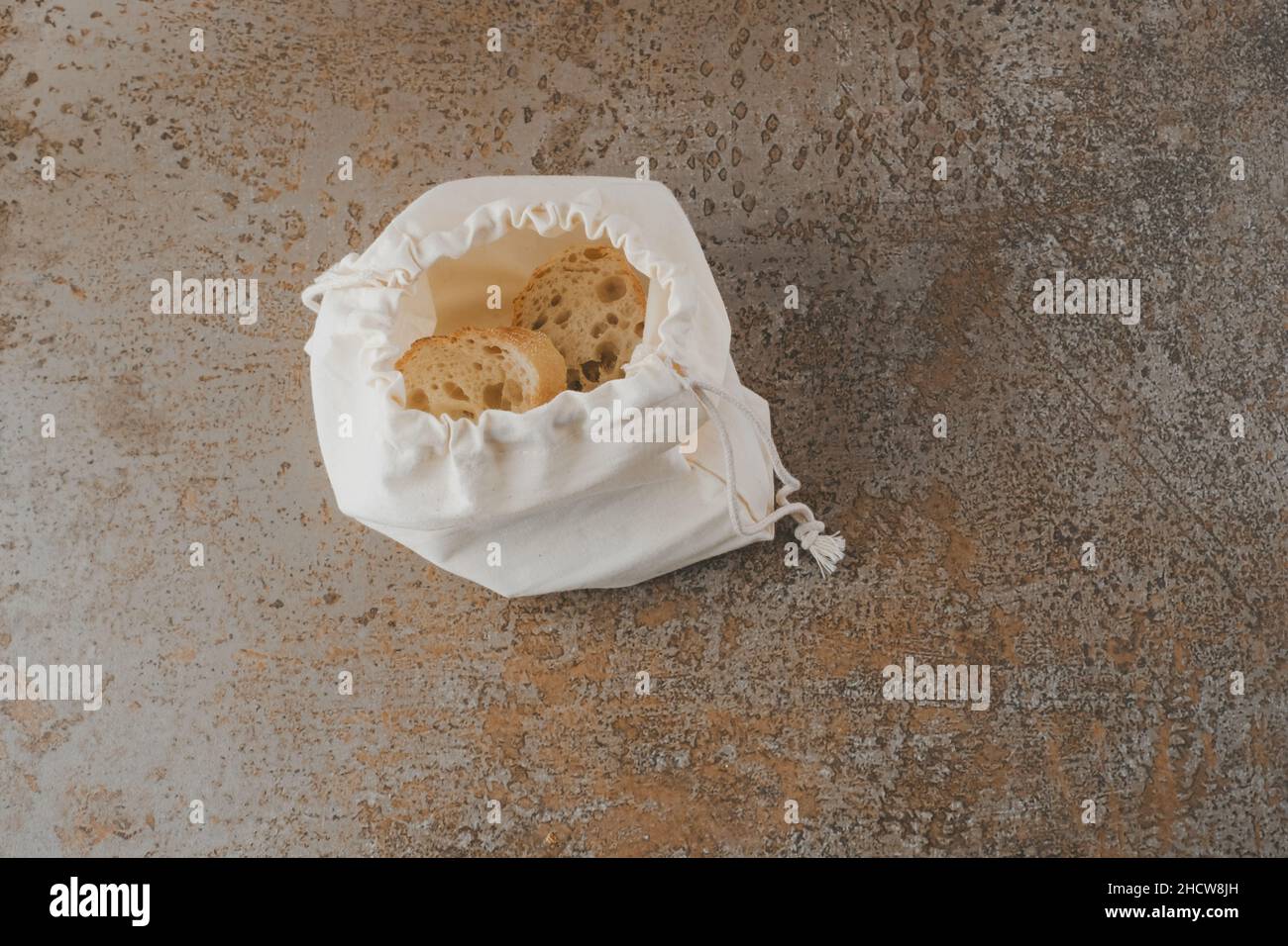 Umweltfreundliche wiederverwendbare Leinenbrottasche auf modernem grauen Hintergrund, Zero Waste Konzept, Draufsicht, Kopierraum Stockfoto