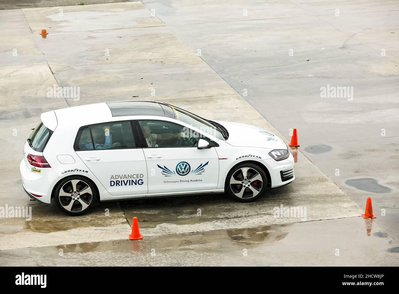 Johannesburg, Südafrika - 29. Oktober 2013: VW Fahrunterricht auf der Kyalami-Rennstrecke Stockfoto