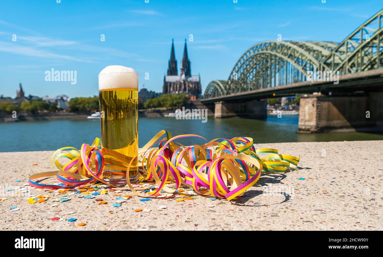 Tra­di­tio­nal Bier (Kölsch) an Karneval in köln Stockfoto