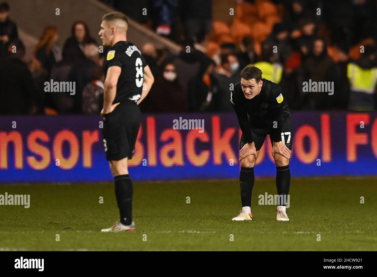 Sean McLoughlin #17 von Hull City ist nach dem letzten Pfiff am 1/1/2022 niedergeschlagen. (Foto von Craig Thomas/News Images/Sipa USA) Quelle: SIPA USA/Alamy Live News Stockfoto