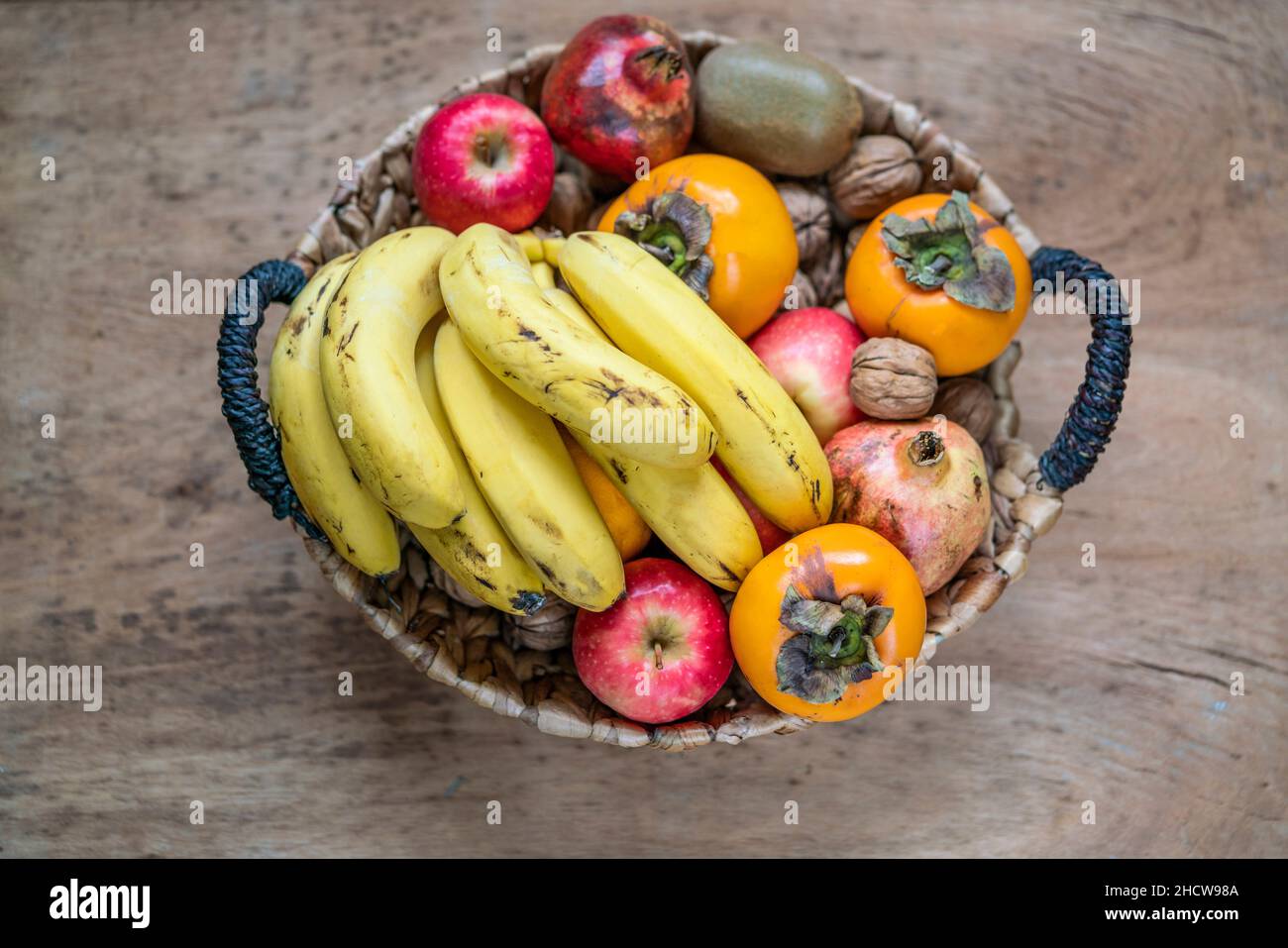 Früchte, Vielfalt an gesunden Früchten auf dem Tisch. Bunt reife und ...