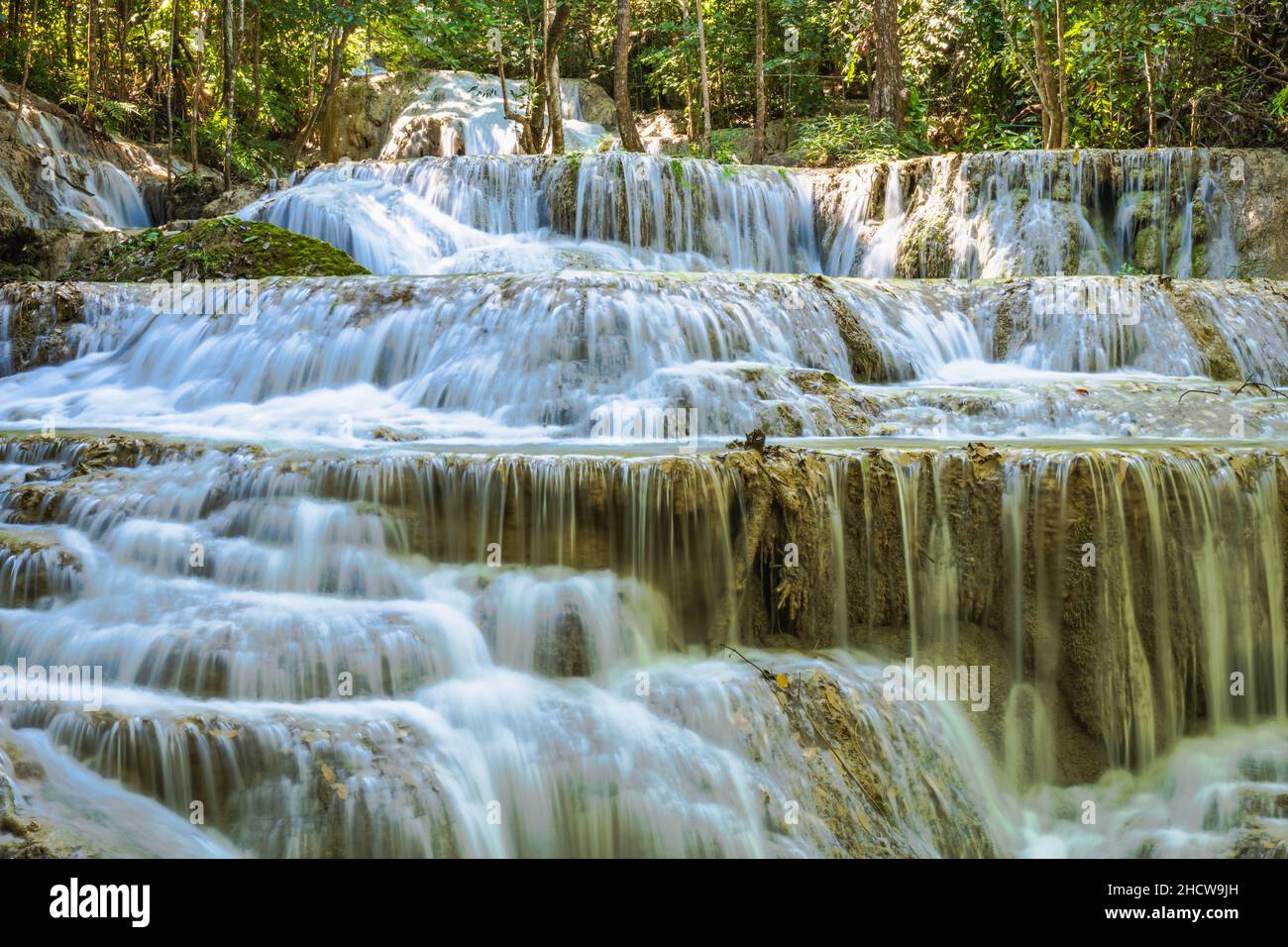 Erawan Nationalpark in Thailand. Der Erawan-Wasserfall ist ein beliebtes Touristenziel und berühmt für sein smaragdblaues Wasser. Tiefer Wald Stockfoto