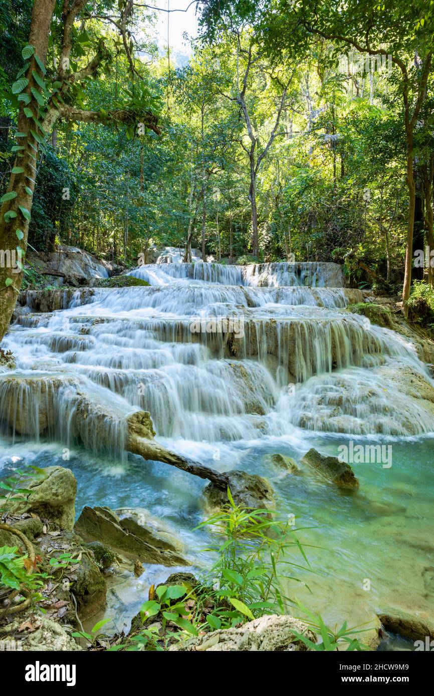 Erawan Nationalpark in Thailand. Der Erawan-Wasserfall ist ein beliebtes Touristenziel und berühmt für sein smaragdblaues Wasser. Tiefer Wald Stockfoto