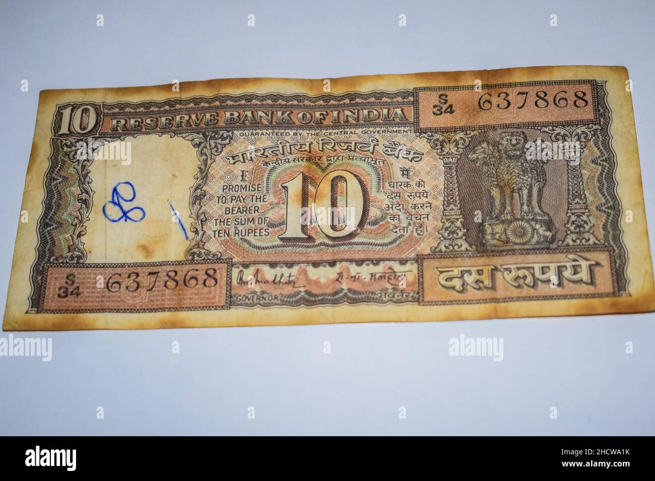 Seltene altindische zehn-Rupien-Währungsnote auf weißem Hintergrund, indische Regierung zehn Rupien alte Banknote indische Währung, alte indische Währungsnote auf t Stockfoto