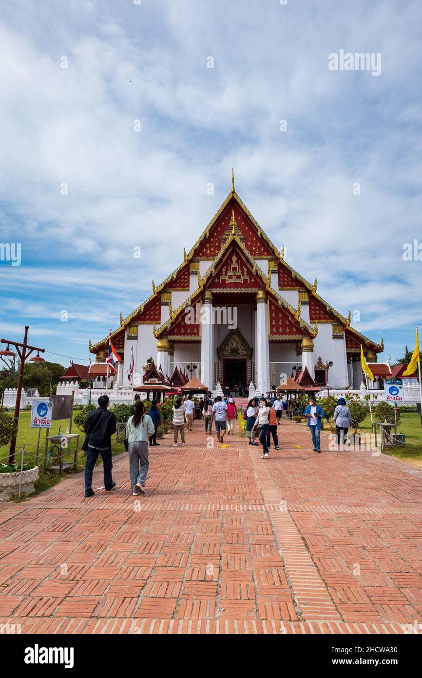 Ayutthaya, Thailand - Dezember 2021: Wihan Phra Mongkhon Bophit, ein moderner Tempel, der vor allem für seine massive, vergoldete Statue des sitzenden Buddha bekannt ist. Stockfoto