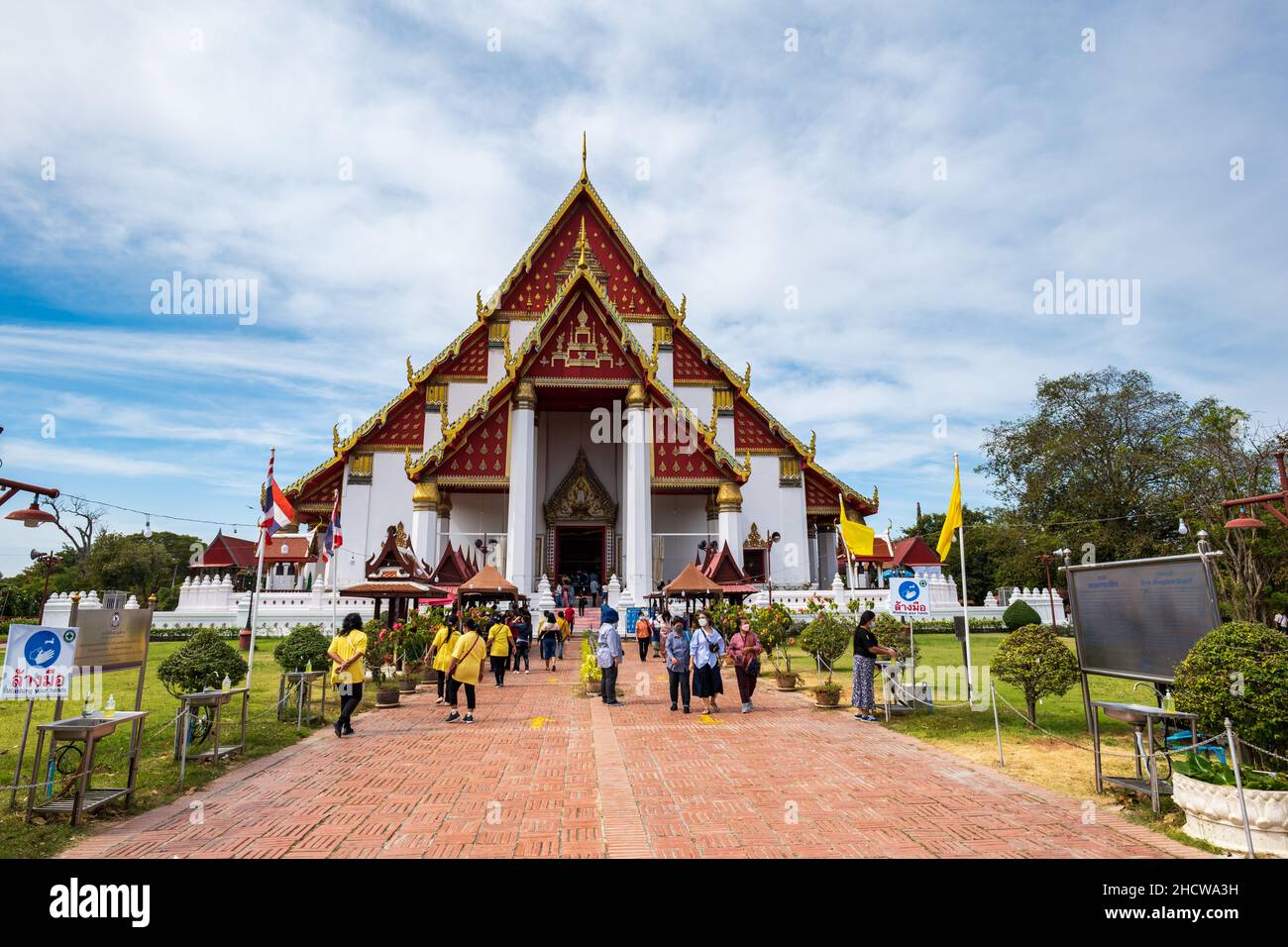 Ayutthaya, Thailand - Dezember 2021: Wihan Phra Mongkhon Bophit, ein moderner Tempel, der vor allem für seine massive, vergoldete Statue des sitzenden Buddha bekannt ist. Stockfoto