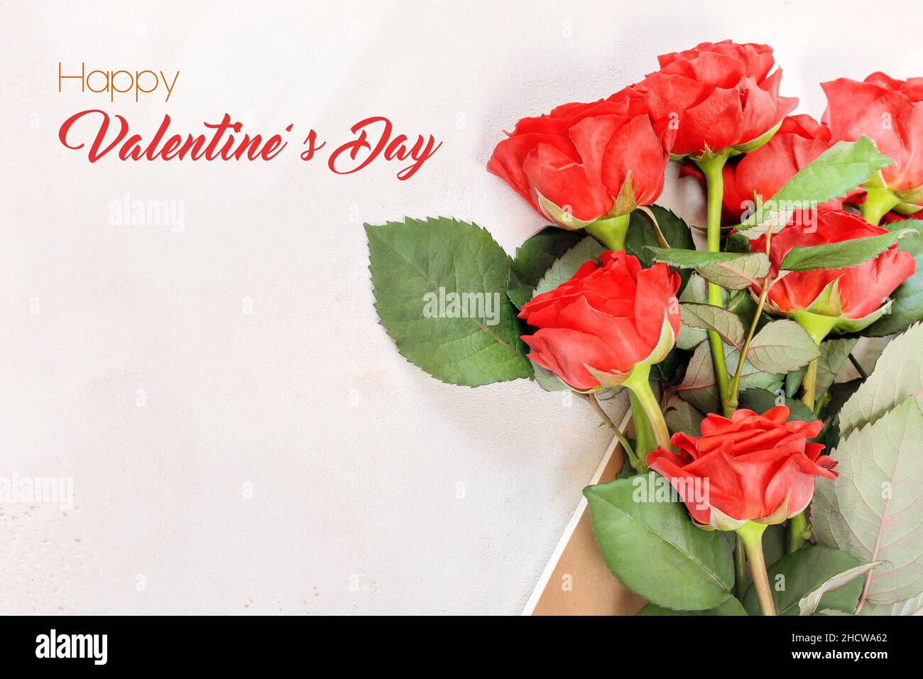 Glückwunschkarte zum Valentinstag mit rotem rosenstrauß und Notizbuch auf weißem Hintergrund. Holliday Morgen. Das Konzept von Liebe und Datein Stockfoto