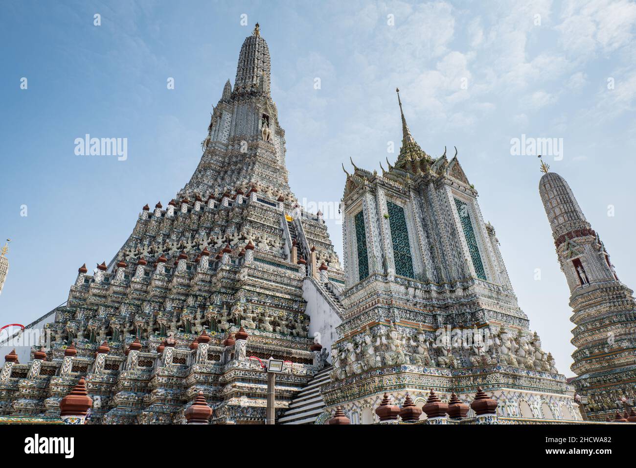 Wat Arun, ein buddhistischer Tempel in Bangkok, Thailand. Der zentrale Prang von Wat Arun gehört zu den bekanntesten Wahrzeichen Thailands Stockfoto