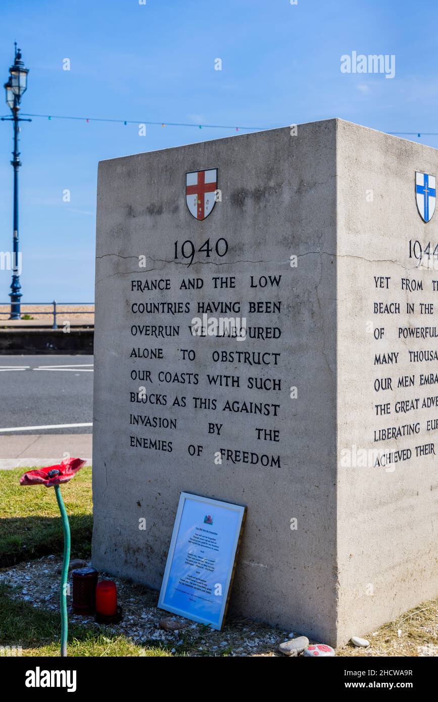 Beschriftete Gedenkstätte zum Zweiten Weltkrieg, Küstenverteidigung an der Eastney Esplanade Promenade in Southsea, Portsmouth, Hampshire, Südküste Englands Stockfoto