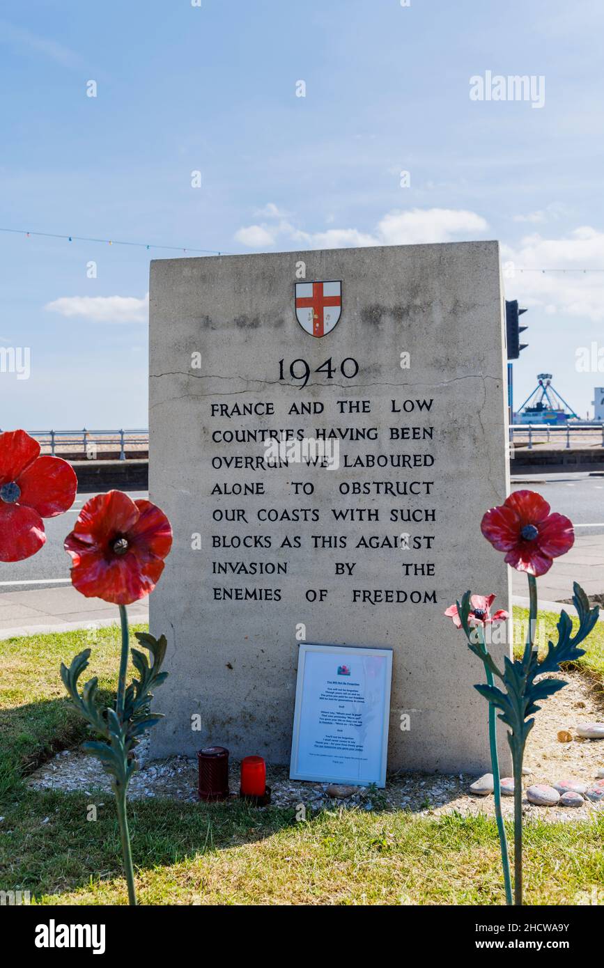 Beschriftete Gedenkstätte zum Zweiten Weltkrieg, Küstenverteidigung an der Eastney Esplanade Promenade in Southsea, Portsmouth, Hampshire, Südküste Englands Stockfoto