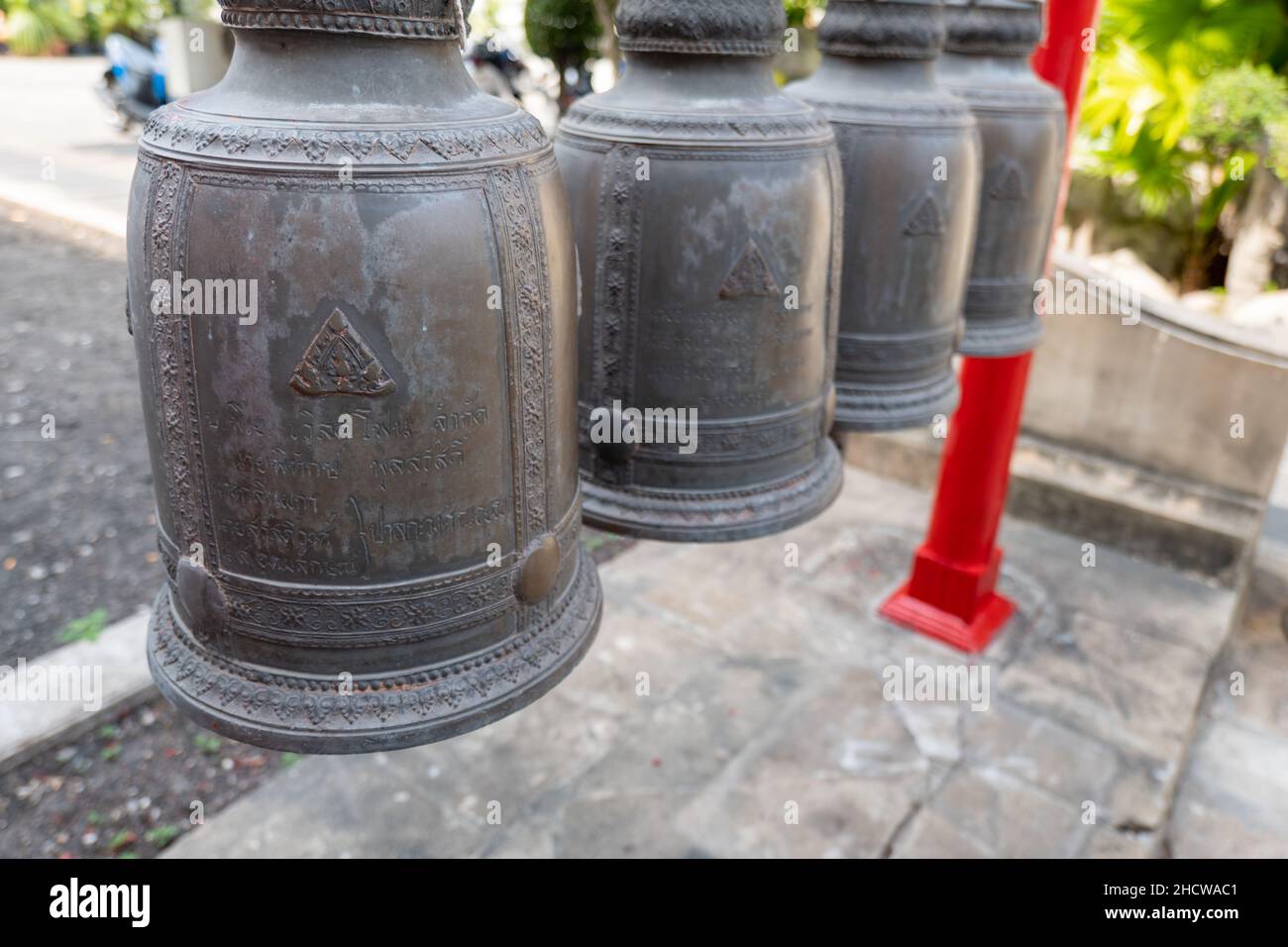 Buddhistische Glocken in Thailand, eine große buddhistische Glocke oder Trommel gong mit Dekoration. Stockfoto