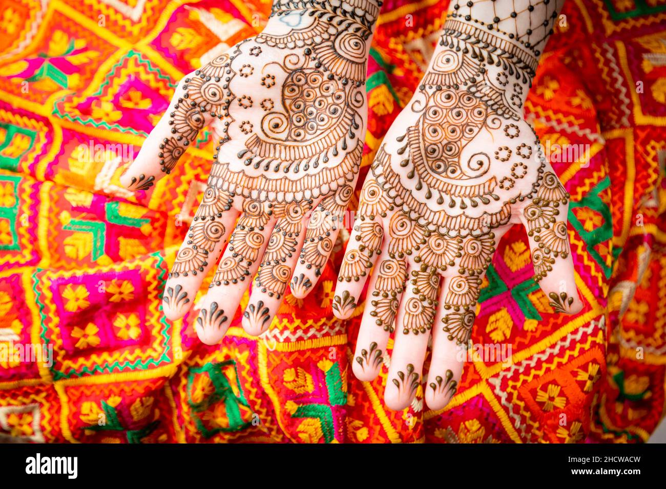 Die Hände der Frau oder Braut sind in Mehndi dekoriert, einer Form von Körperkunst und vorübergehender Hautdekoration, die in der Regel auf Händen oder Beinen gezeichnet wird. Stockfoto