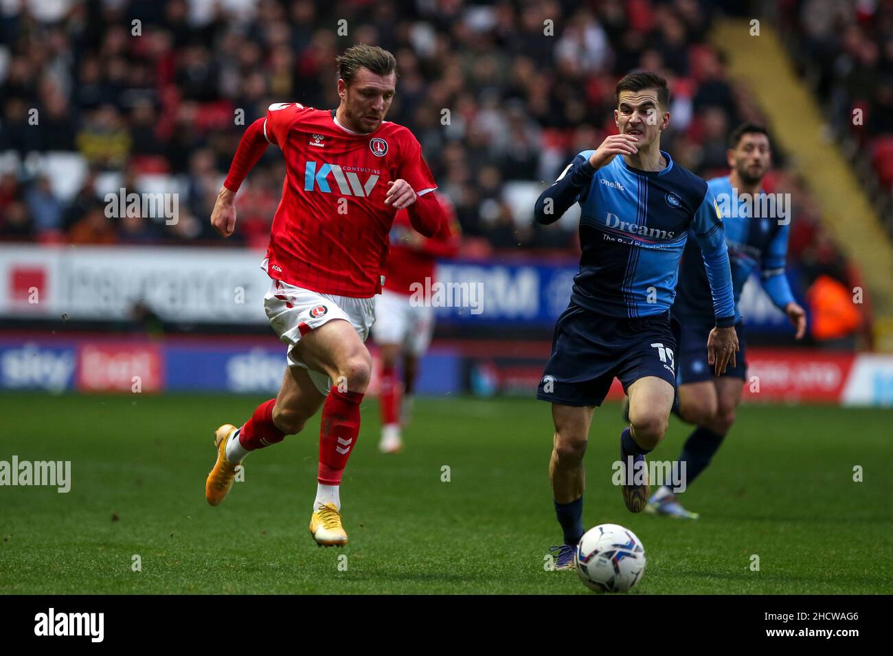 LONDON, GBR. JAN 1st Alex Gilbey von Charlton Athletic läuft mit dem Ball während des Sky Bet League 1-Spiels zwischen Charlton Athletic und Wycombe Wanderers am Samstag, dem 1st. Januar 2022 im The Valley, London. (Kredit: Tom West | MI News) Kredit: MI Nachrichten & Sport /Alamy Live News Stockfoto