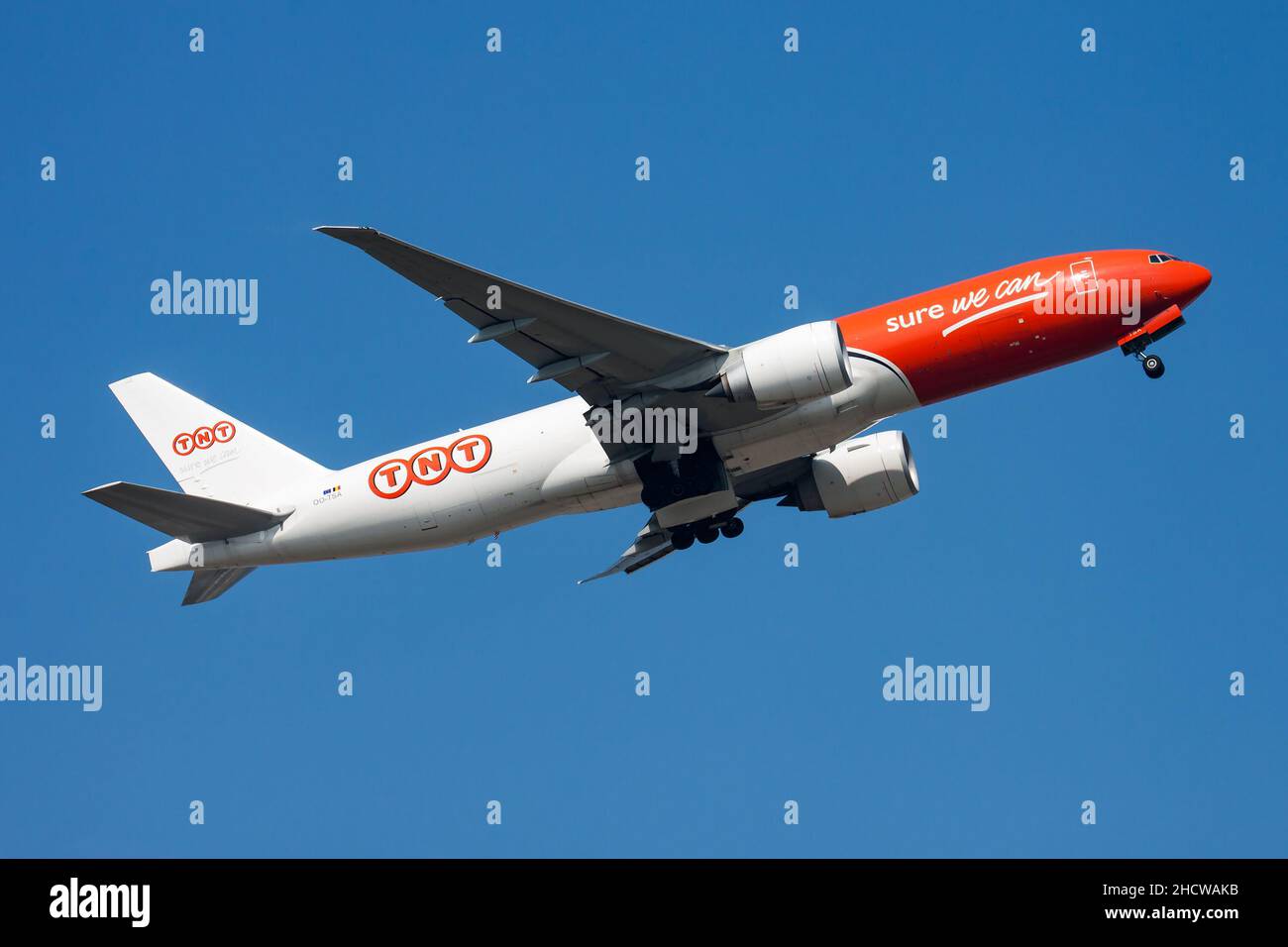 Hongkong, China - 17. November 2013: TNT Airways Frachtflugzeug am Flughafen. Luftfracht und Versand. Luftfahrt und Flugzeuge. Transportindustrie. Global Stockfoto