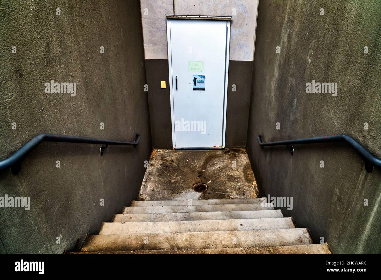 Außentür im Untergeschoss unten an der Treppe Stockfoto