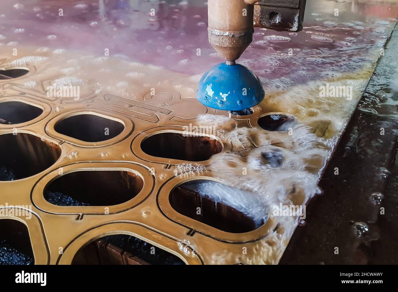 CNC Wasserstrahlschneidemaschine ist eine moderne industrielle Technologie zum Schneiden jedes Materials Stockfoto