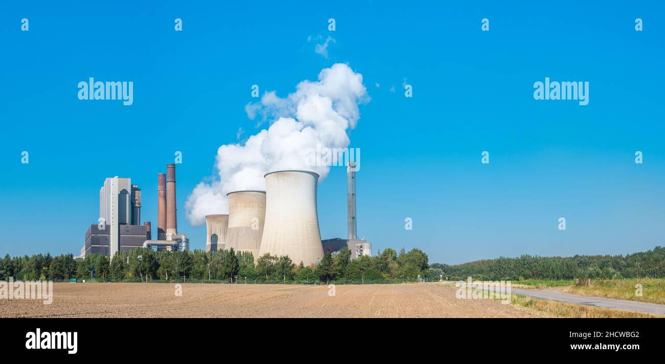 Braunkohlekraftwerk im Sommer in weisweiler, deutschland Stockfoto