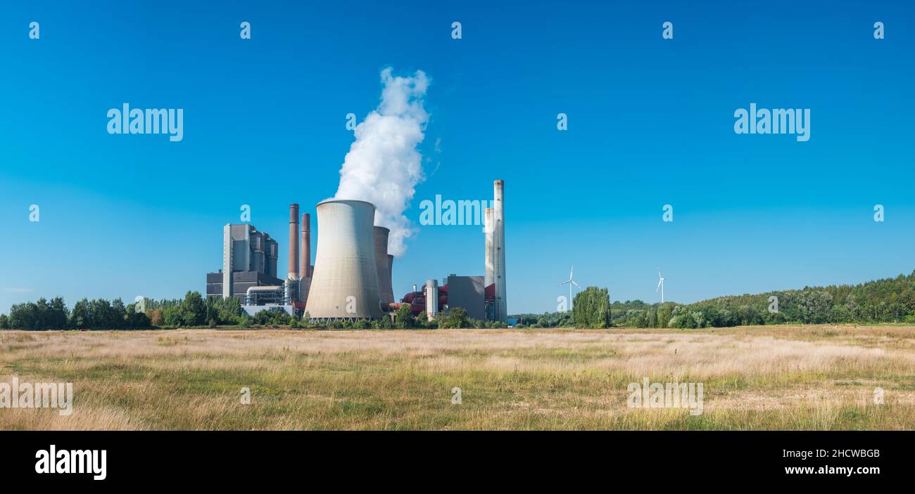 Braunkohlekraftwerk in deutschland im Sommerpanorama Stockfoto