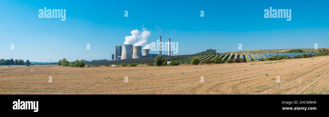 Braunkohlekraftwerk, Sonnenenergie, Windturbinen Panorama Stockfoto