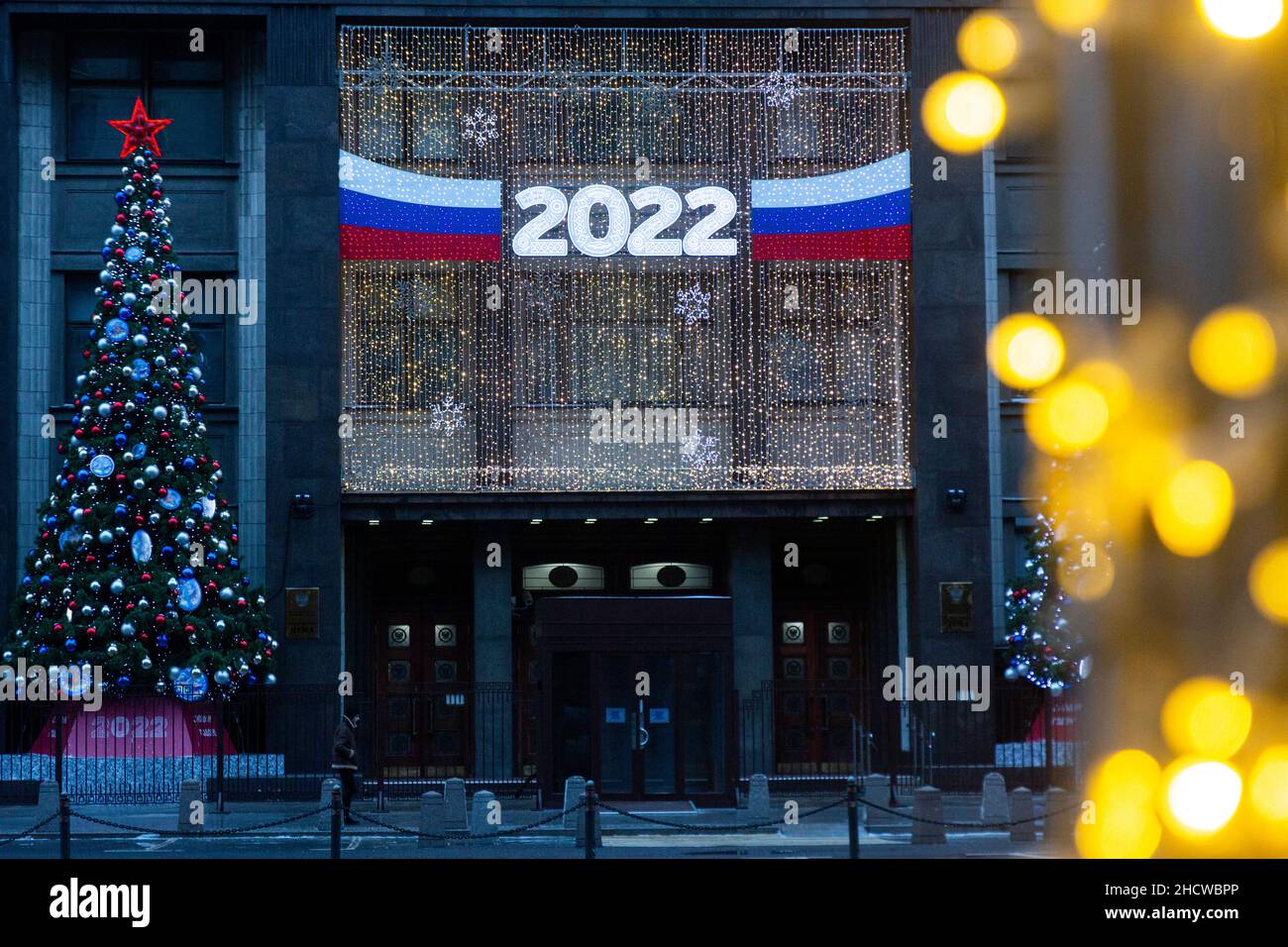 Moskau, Russland. 31st. Dezember 2021 dekoriert Haupteingang und Fassade der Staatsduma der Russischen Föderation während der Neujahrsferien im Zentrum von Moskau, Russland Stockfoto