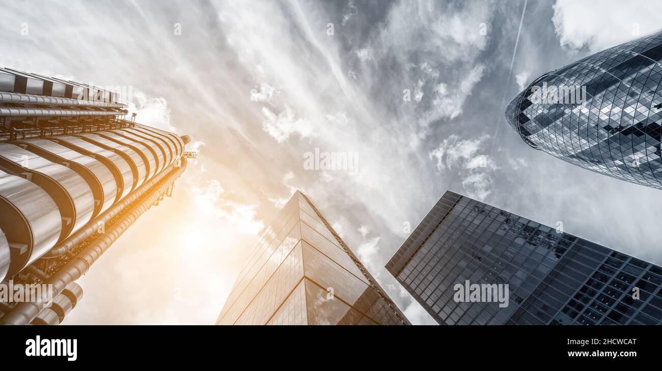 Büro Wolkenkratzer Gebäude Stadtbild Persönliche Perspektive Konzept Stockfoto