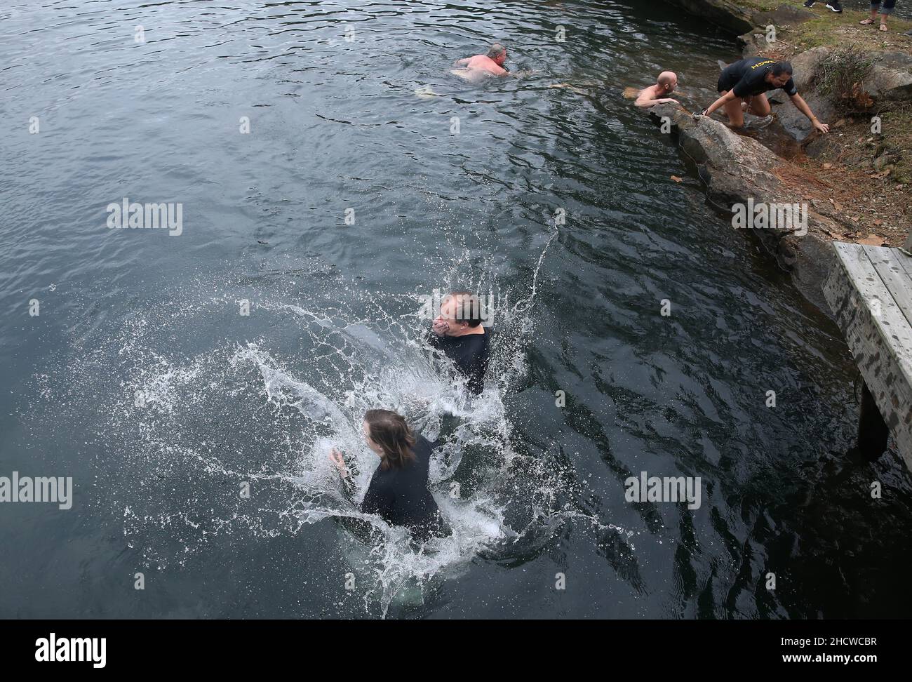 Wendell, North Carolina, USA. 1st Januar 2022. Dutzende nahmen an dem fünften jährlichen Polar-Tauchgang am Neujahrstag im Mystery Lake Scuba Park in Wendell, North Carolina, Teil. Der gesamte Erlös ging an Mütter gegen betrunkenes Fahren (MADD). Der 50-Grad-Mystery Lake ist ein 105 Meter tiefer Steinbruch, in dem einst in den 1920er Jahren Granit abgebaut wurde, um lokale Autobahnen zu bauen. (Bild: © Bob Karp/ZUMA Press Wire) Stockfoto