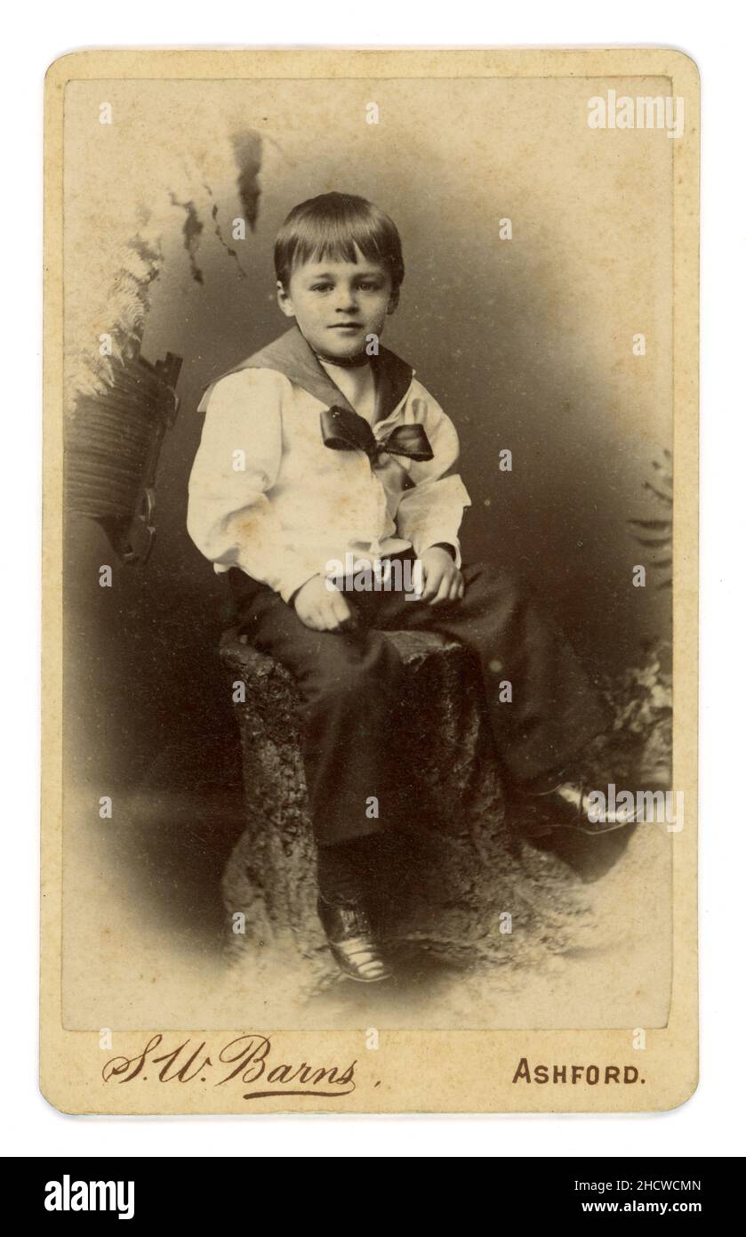 Original Victorian CDV (Carte de Visite) von niedlichen glücklich aussehenden jungen tragen einen modischen Matrosenanzug, Studio von S. W. (Samuel West) Barns, 100 High St. Ashford, datiert vom 1886. August auf der Rückseite. Stockfoto