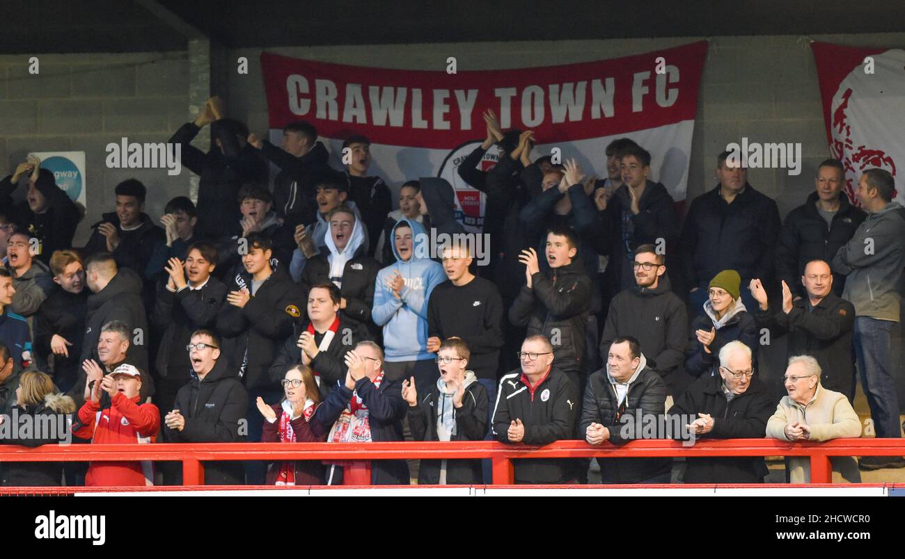 Crawley-Fans während der Sky Bet League zwei Spiel zwischen Crawley Town und Colchester United im People's Pension Stadium , Crawley , Großbritannien - 1st. Januar 2022 - nur für redaktionelle Verwendung. Keine Verkaufsförderung. Für Football-Bilder gelten Einschränkungen für FA und Premier League. Keine Nutzung des Internets/Handys ohne FAPL-Lizenz - für Details wenden Sie sich an Football Dataco Stockfoto