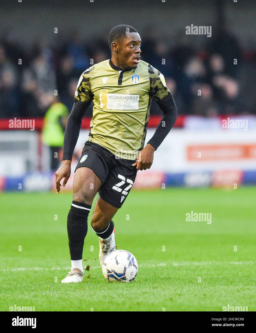 Junior Tchamadeu of Colchester während des Sky Bet League 2-Spiels zwischen Crawley Town und Colchester United im People's Pension Stadium , Crawley , Großbritannien - 1. Januar 2022 Foto Simon Dack / Tele-Bilder - nur redaktionelle Verwendung. Kein Merchandising. Für Fußballbilder gelten Einschränkungen für FA und Premier League. Keine Nutzung von Internet/Mobilgeräten ohne FAPL-Lizenz. Weitere Informationen erhalten Sie von Football Dataco Stockfoto