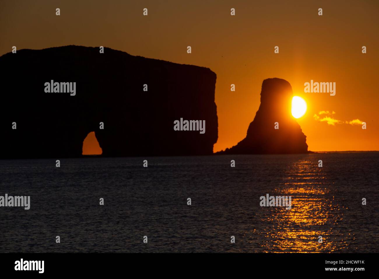 Sonnenuntergang auf dem Rocher Perce-Felsen auf der Gaspe Peninsula, Quebec, Region Gaspesie, Kanada. Berühmtes Wahrzeichen im Wasser des Golfes von Saint Lawrence. Stockfoto