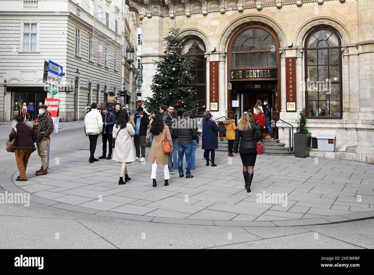 Wien, Österreich. Das Cafe Central in Wien. Gäste warten auf den Eintritt Stockfoto