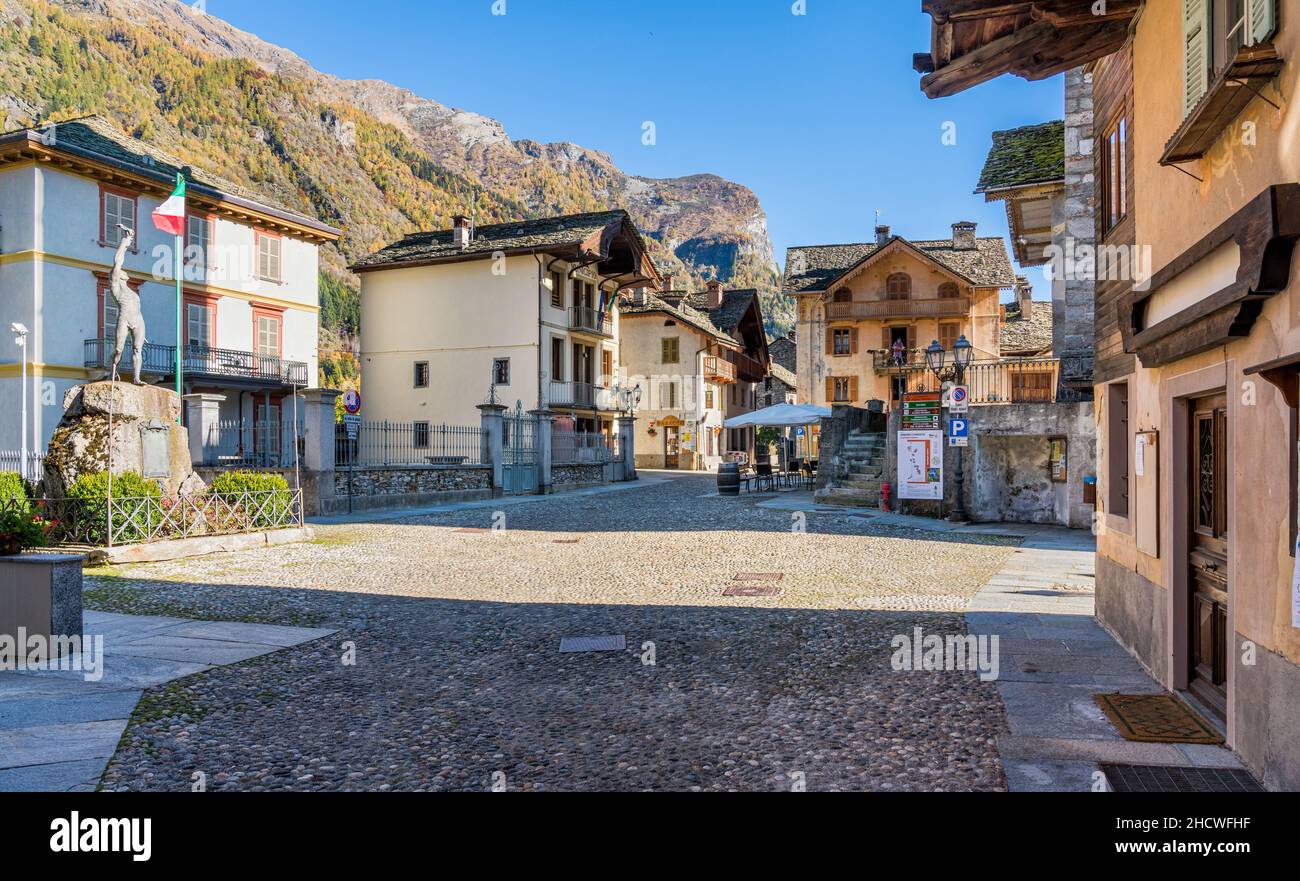 Das schöne Dorf Riva Valdobbia, während der Herbstsaison, in Valsesia (Sesia Valley). Provinz Vercelli, Piemont, Italien. Stockfoto