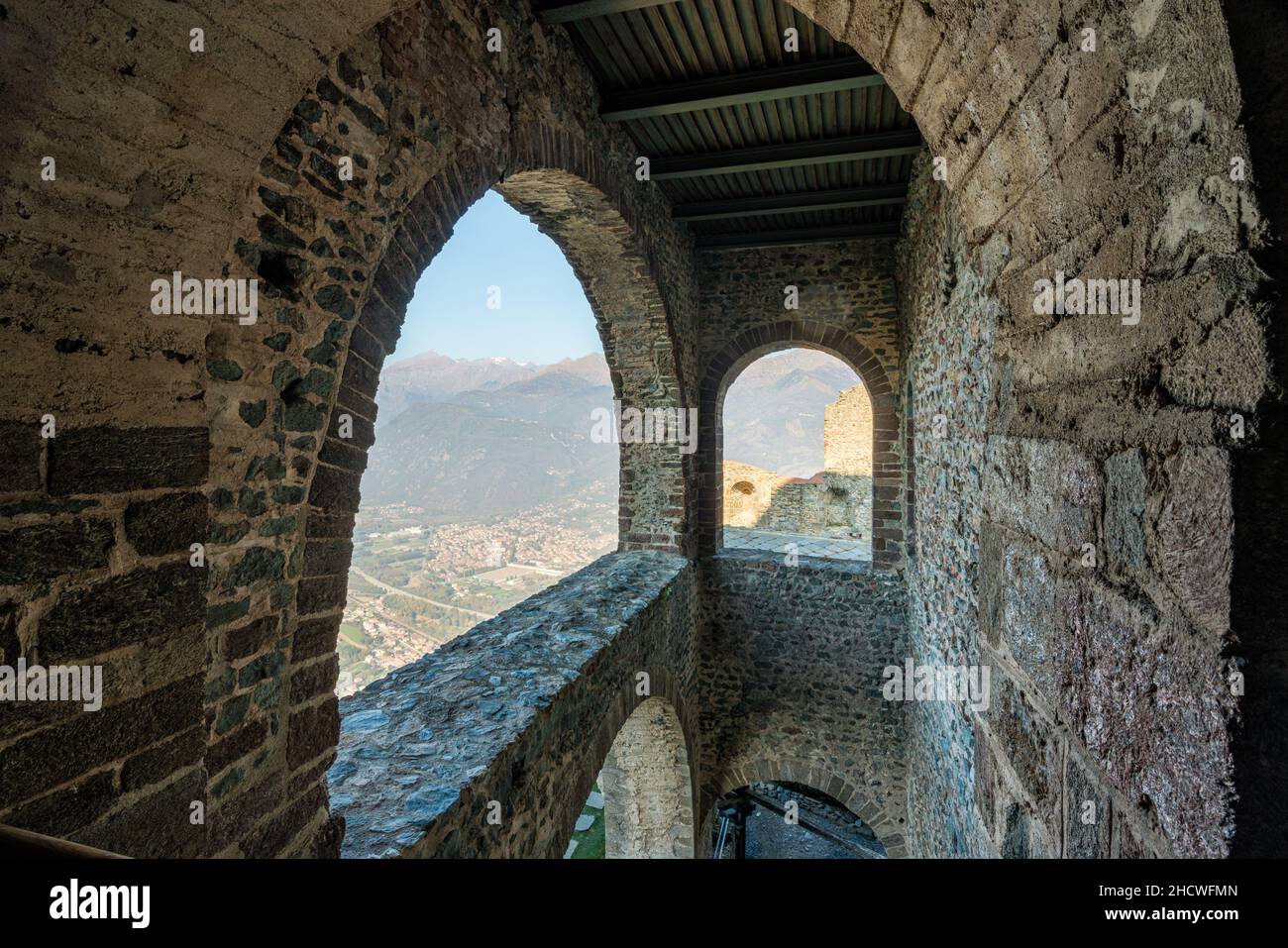 Malerische Aussicht auf die Sacra di San Michele (Abtei von St. Michael). Provinz Turin, Piemont, Italien. Stockfoto