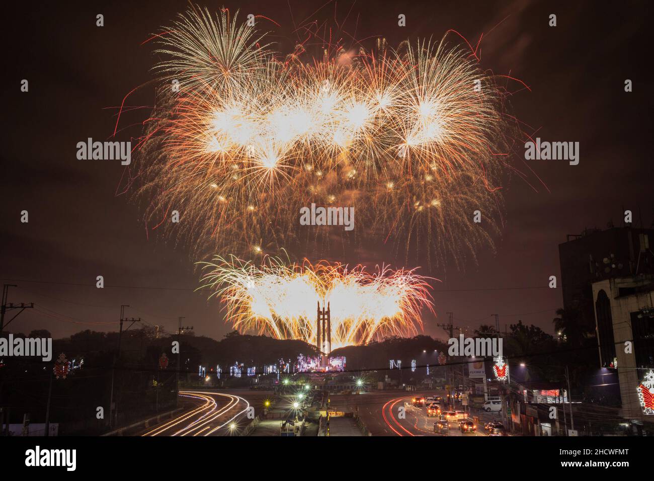 Manila, Philippinen. 1st. Januar 2022. Ein Feuerwerk erleuchtet den Himmel über dem Quezon City Memorial Circle, um das neue Jahr einzuläuten. Stockfoto