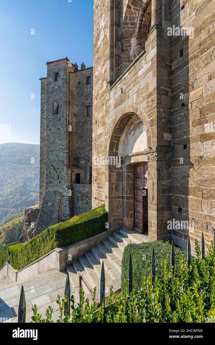 Malerische Aussicht auf die Sacra di San Michele (Abtei von St. Michael). Provinz Turin, Piemont, Italien. Stockfoto