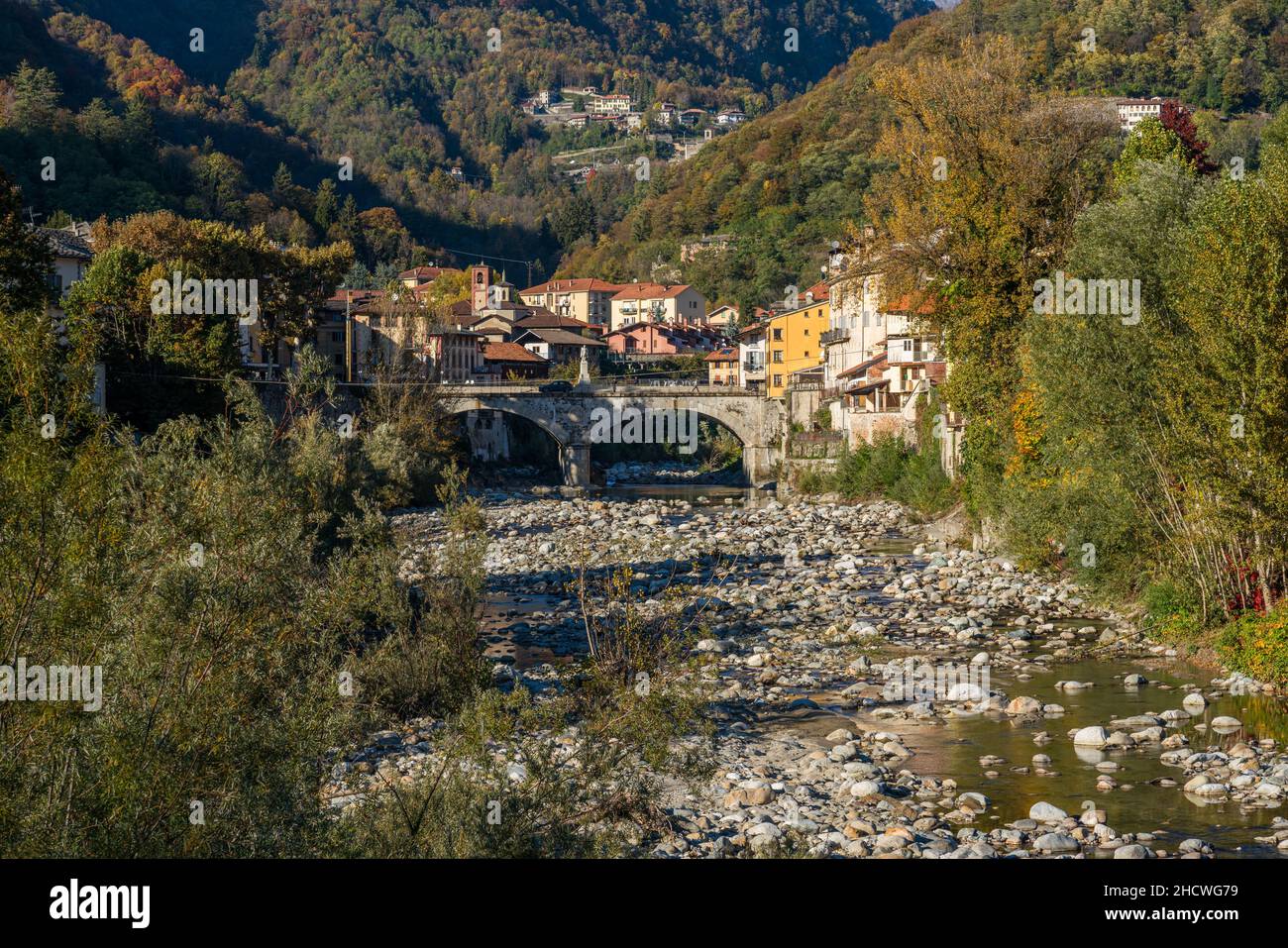 Das schöne Dorf Varallo, während der Herbstsaison, in Valsesia (Sesia Valley). Provinz Vercelli, Piemont, Italien. Stockfoto