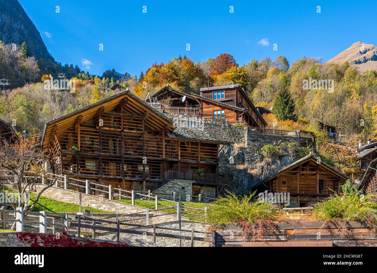 Das schöne Dorf Alagna Valsesia, während der Herbstsaison, in Valsesia (Sesia Valley). Provinz Vercelli, Piemont, Italien. Stockfoto