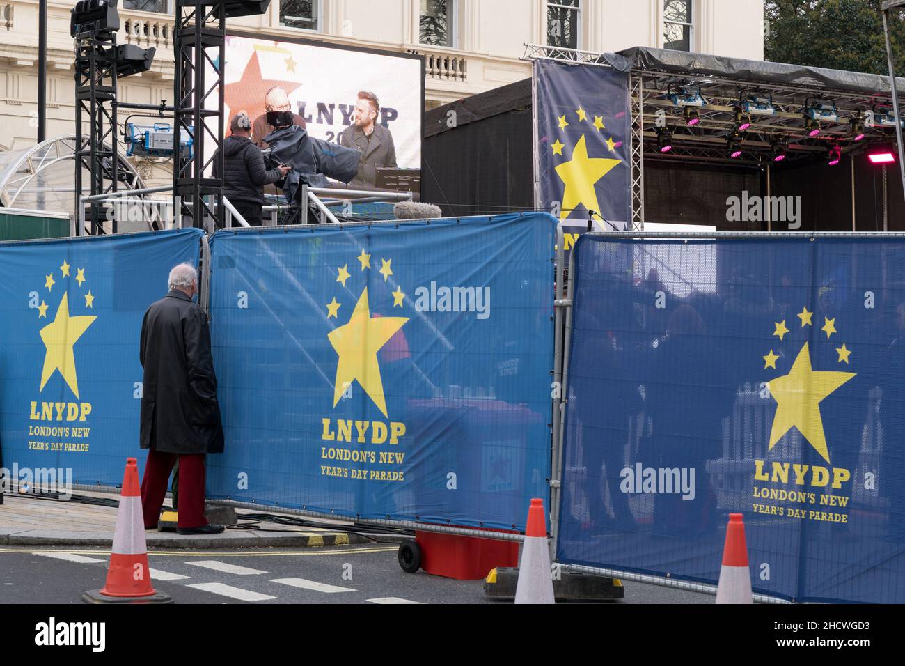 London Großbritannien 1. Januar 2022. Die Londoner Neujahrsparade fand dieses Jahr hinter der verschlossenen Tür am Waterloo Place statt, der von hohen Barrieren umzäunt war. Quelle: Xiu Bao/Alamy Live News Stockfoto