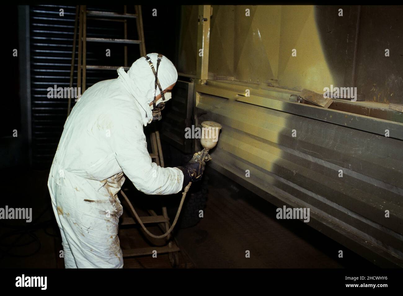 Archiv 90ies: Ein Soldat bemalt vor dem Golfkrieg Militärfahrzeuge, La Valbonne, Ain, Frrance, Sommer 1990 Stockfoto