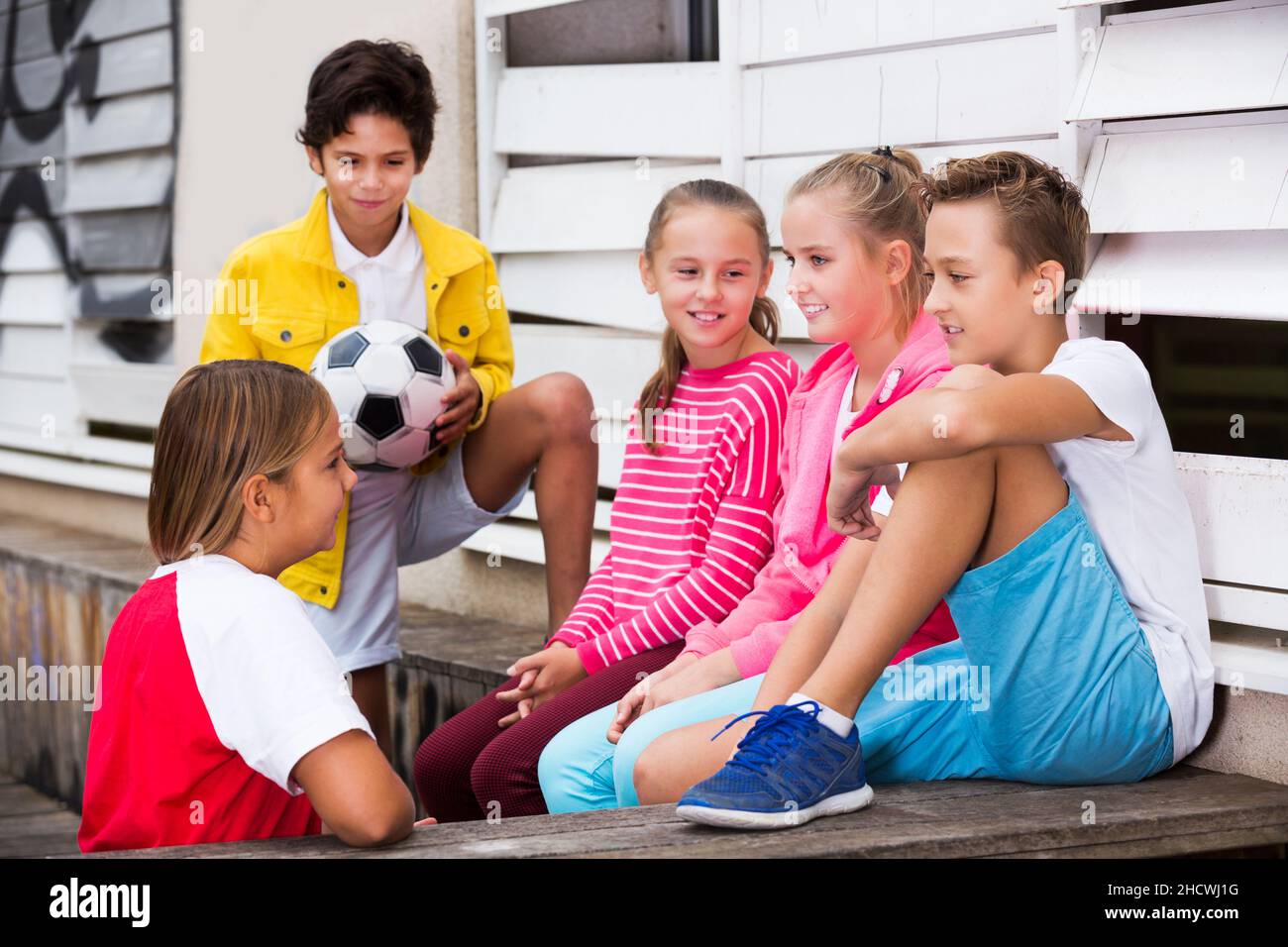 Jungen und Mädchen kommunizieren im Freien Stockfoto