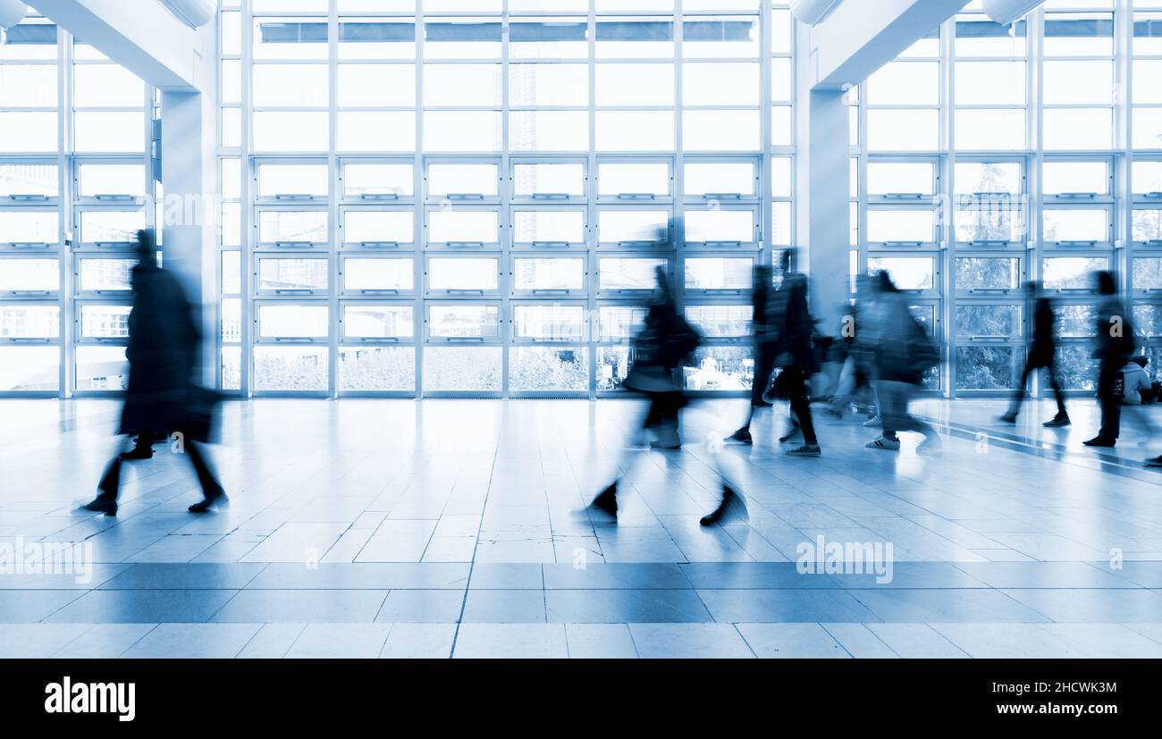 Geschäftsreisende Pendler, die zur Rush Hour auf einer Etage laufen Stockfoto