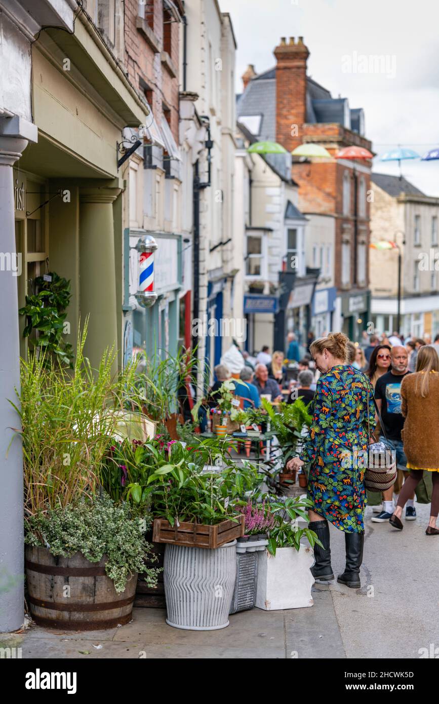 Unabhängige Geschäfte an der Hauptstraße in Stroud, Gloucestershire, Großbritannien Stockfoto