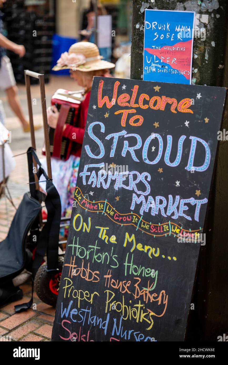 Stroud Farmers’ Market ist mehrfach ausgezeichnet und gilt als einer der größten, belebtesten und beliebtesten Bauernmärkte im Vereinigten Königreich. Stockfoto
