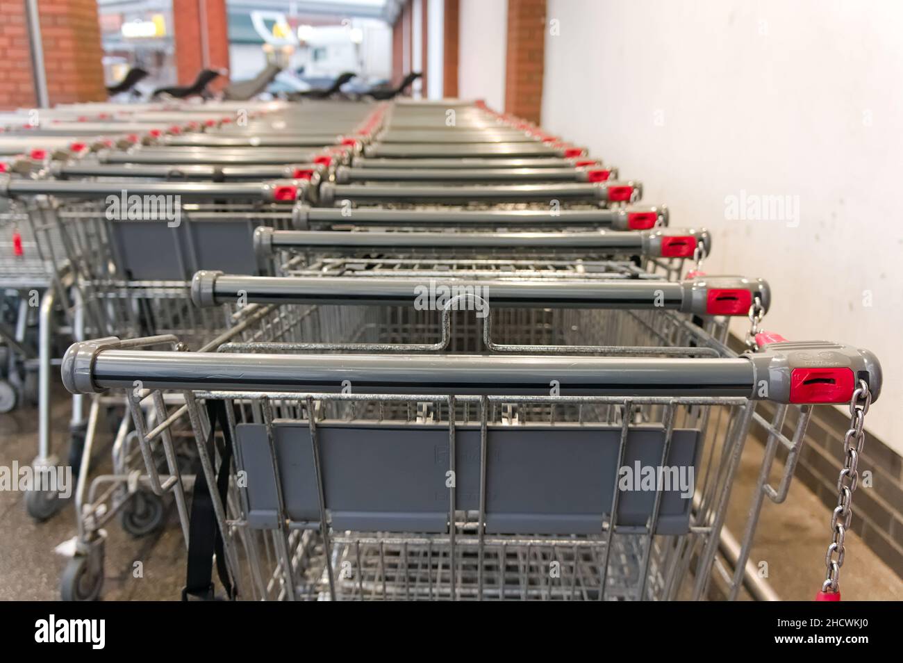 Gestapelte Einkaufswagen mit unfokussiertem Hintergrund vor einem Aldi-Supermarkt Stockfoto